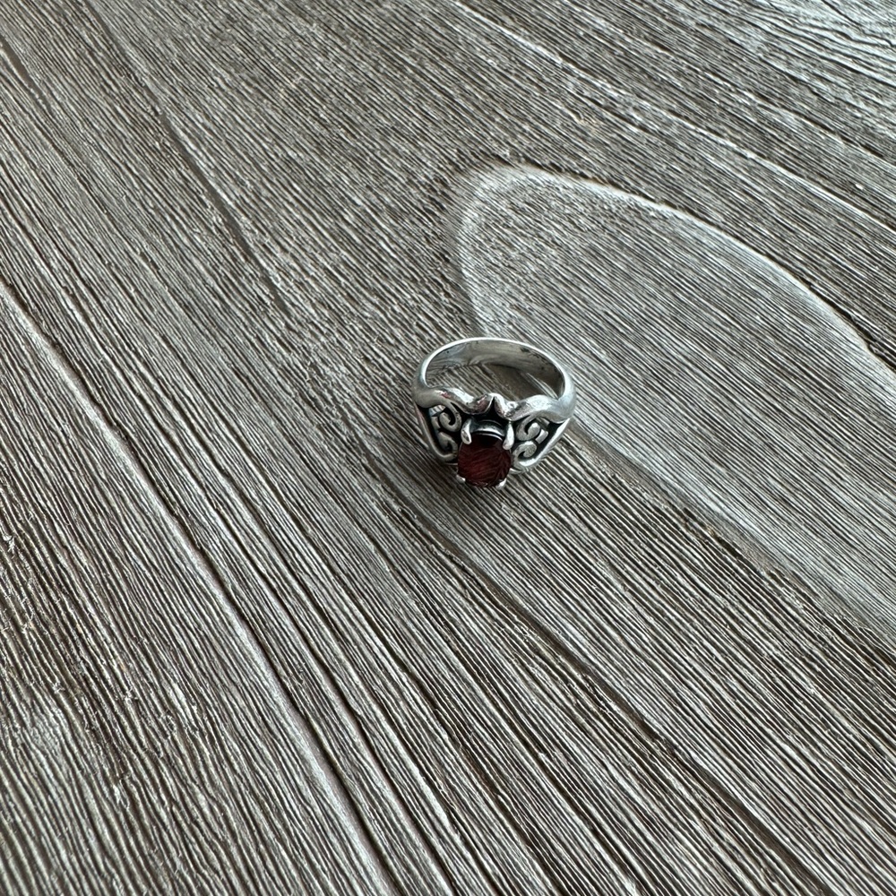 James Avery Sterling Silver Rare Retired Scrolled Heart Garnet ring